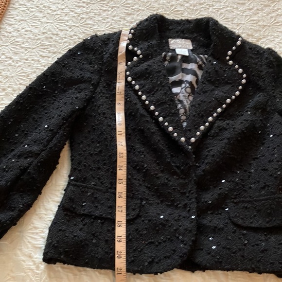 Fun pearl collared black jacket with fun knotted and sequenced blazer. - Picture 13 of 14